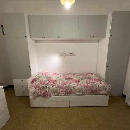 アパート Comfort And Quiet Few Steps From The Ligurian Sea ジェノヴァ